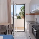 Achilleas מלון דירות 2*